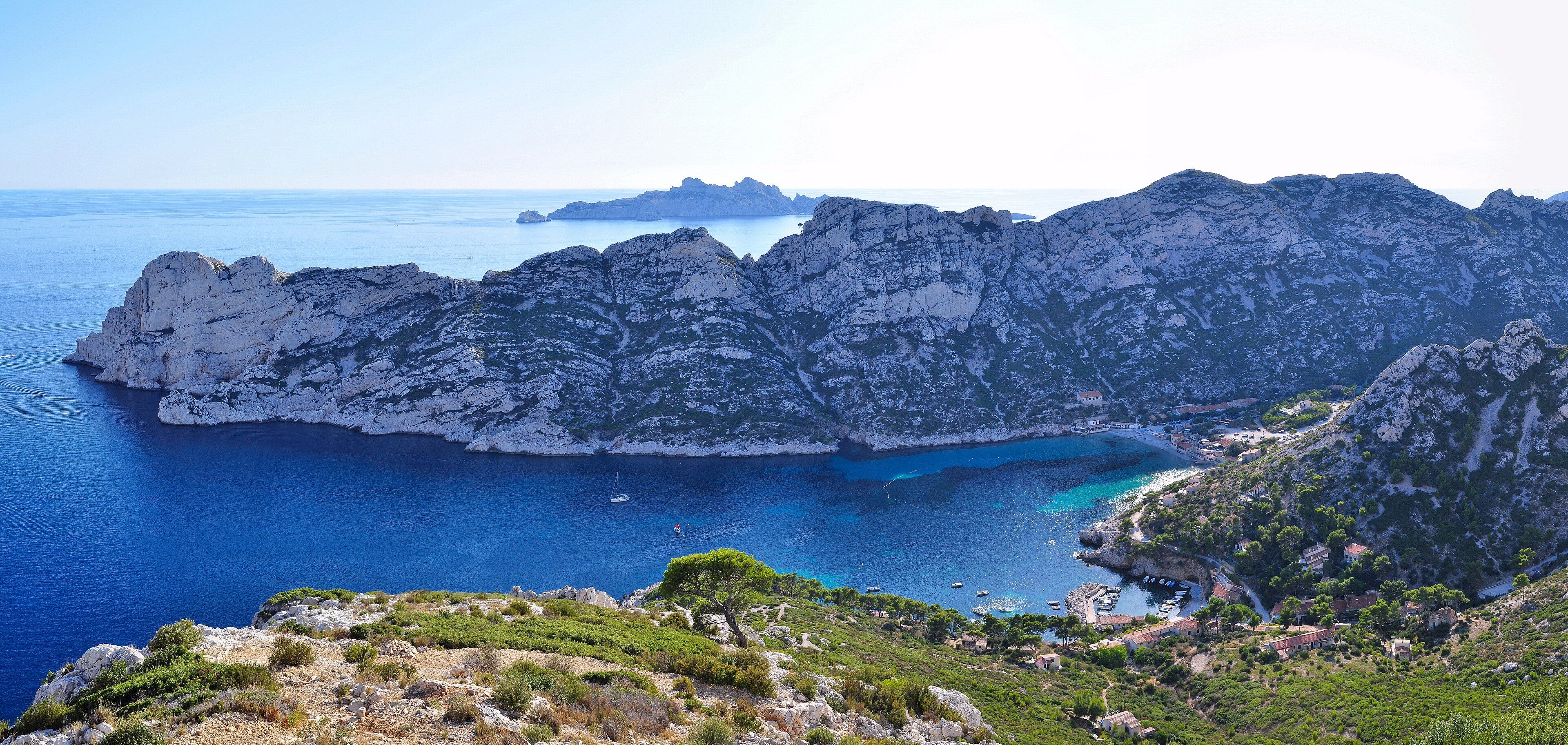 La calanque de Sormiou et la mer Méditerranée
